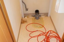 トイレ排水管の高圧洗浄作業