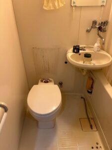 既存タンクを取り外した後の便器側の接続部分。清掃と調整を行いました